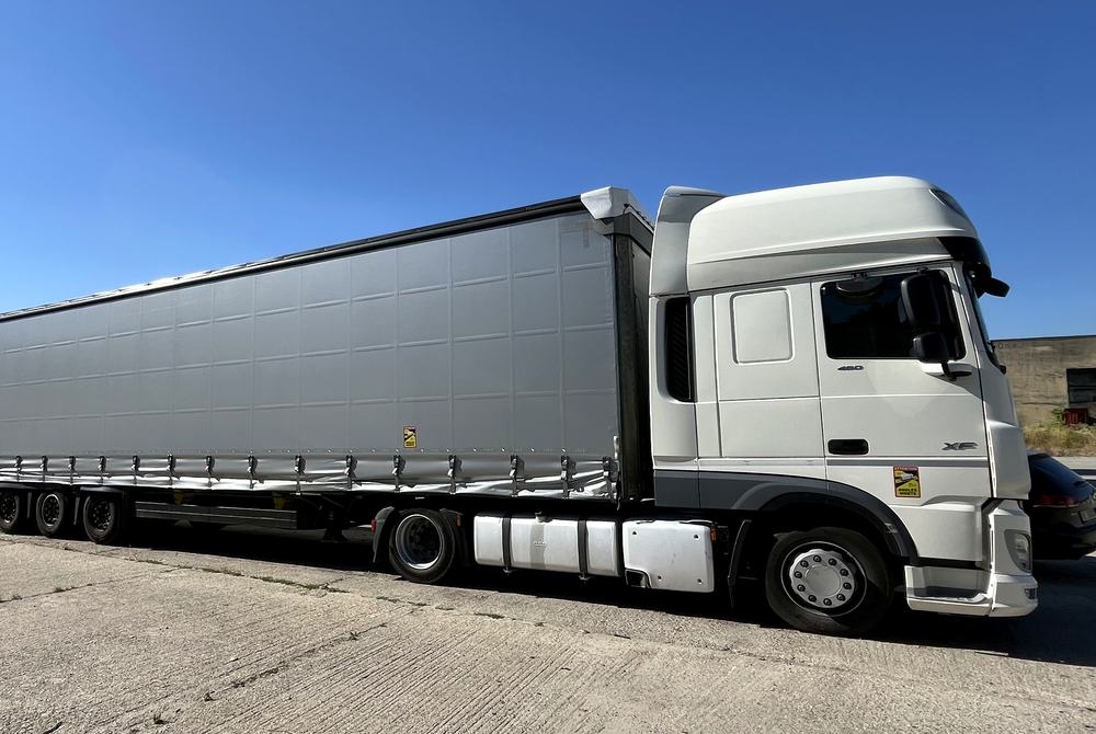 Cap tractor DAF XF cu semiremorcă Schmitz